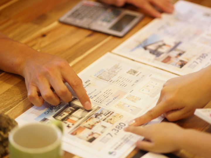 物件資料を指しながら住まいについて相談する様子