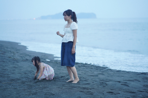 湘南の海で遊ぶ子どもと家族