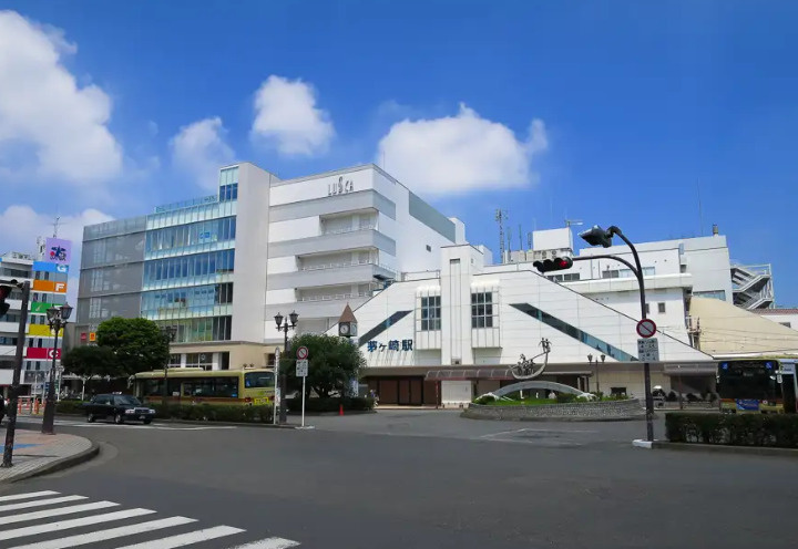 茅ヶ崎駅と湘南らしい街並み